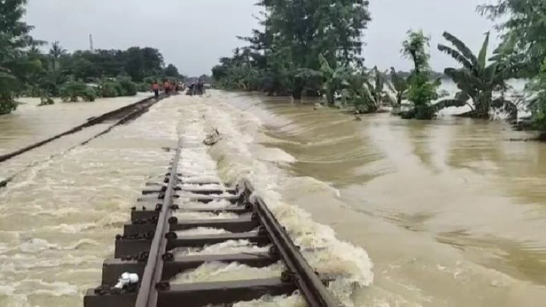 Rel Terendam Banjir, Perjalanan Kereta Api Bandung-Jakarta Dibatalkan 