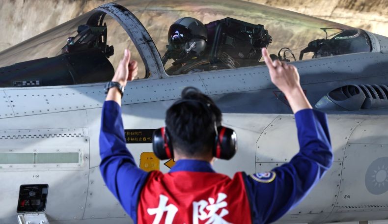 Belasan Pesawat Tempur China termasuk Pengebom Nuklir Masuki Wilayah Udara Taiwan