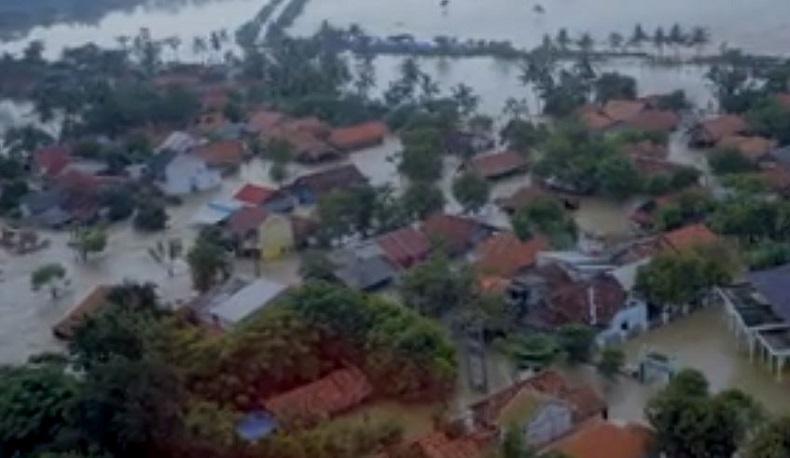 BNPB Kirim Logistik untuk Warga Terdampak Banjir Karawang Lewat Udara