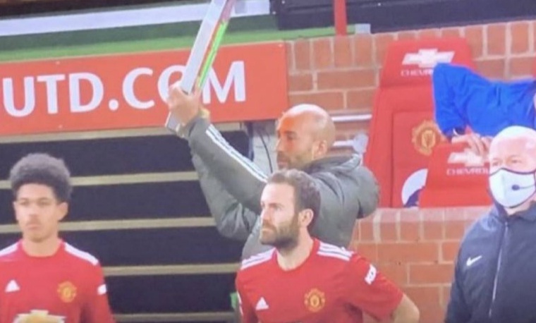 Bosan Duduk di Bench, Kiper Cadangan MU Lee Grant Menyambi Jadi Wasit