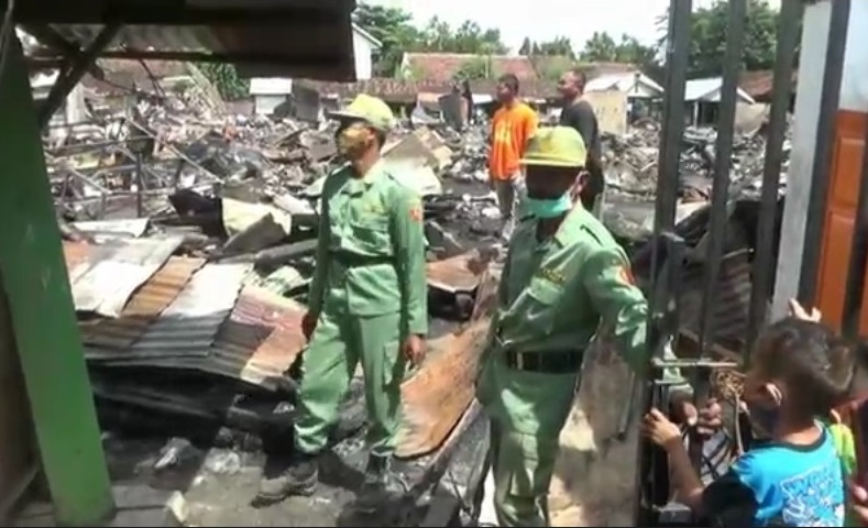350 Kios Terbakar, Pedagang Pasar Kepoh Bojonegoro Jualan di Pinggir Jalan 