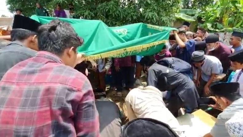 Isak Tangis Iringi Pemakaman 9 Korban Kecelakaan Maut di Deliserdang