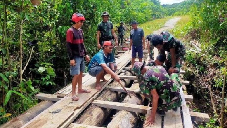 Satgas TNI Bersama Warga Perbaiki Jembatan Rusak di Perbatasan RI-PNG