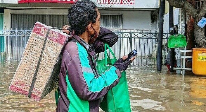 Viral Ojek Online Antar Barang saat Banjir, Netizen Terharu