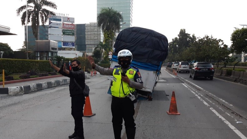 Truk Penuh Muatan Patah As Roda di Slipi, Pengendara Melintas Diimbau Hati-Hati