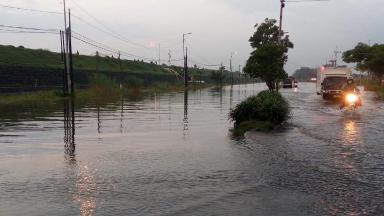 Banjir, Jalan Raya Porong Sidoarjo Ditutup 3 Hari untuk Pengeringan