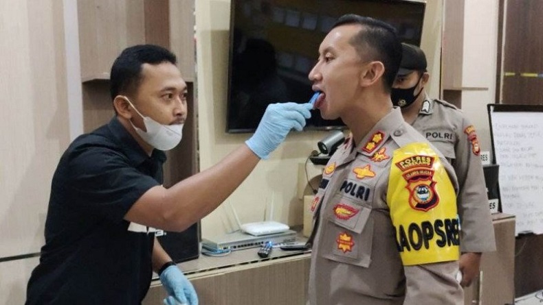 Kapolres Enrekang Ikuti Uji Narkoba dengan Pemeriksaan Liur