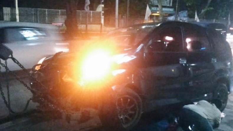 Kecelakaan di Arteri Pondok Indah, Mobil Ringsek Hantam Separator Busway