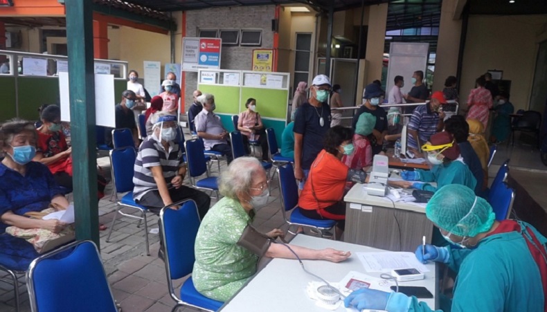 180 Lansia Rela Antre demi Divaksin Covid di RSUD Kembangan