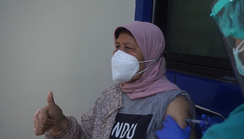 Cerita Lansia Peserta Vaksinasi di Kembangan, dari Narsis hingga Tangkal Hoaks