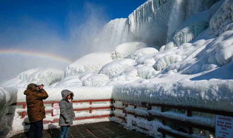 Menakjubkan, Begini Penampakan Air Terjun Niagara yang Membeku akibat Suhu Dingin Ekstrem