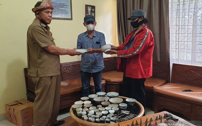 Kolektor Serahkan Puluhan Benda Peninggalan 3 Dinasti ke Museum Balaputra Dewa