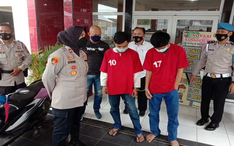 Bersenjata Botol dan Sajam, Kawanan ABG Keroyok Mahasiswa hingga Terkapar