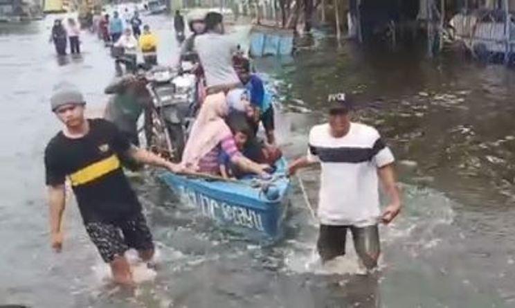 Nelayan Pekalongan Manfaatkan Perahu untuk Bantu Korban Banjir Beraktivitas  