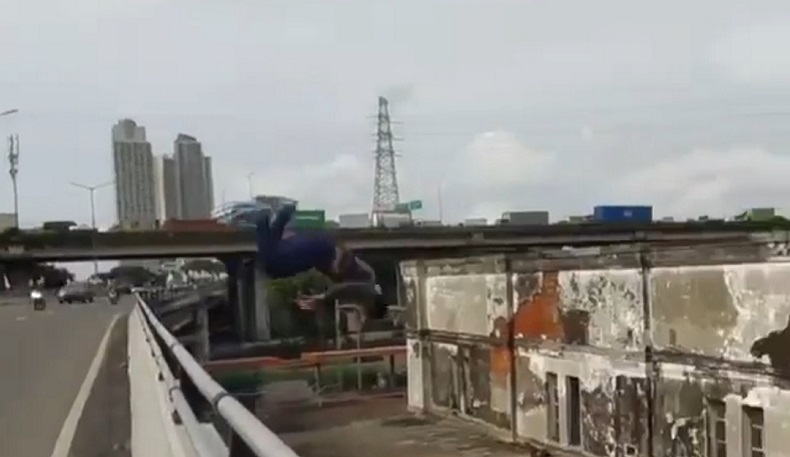 Viral Pemuda Lompat dari Flyover Kemayoran ke Gedung Tua