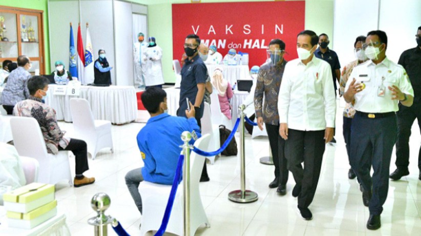 Jokowi Tinjau Vaksinasi Gotong Royong Perdana dan Proyek Kereta Cepat Jakarta-Bandung di Bekasi