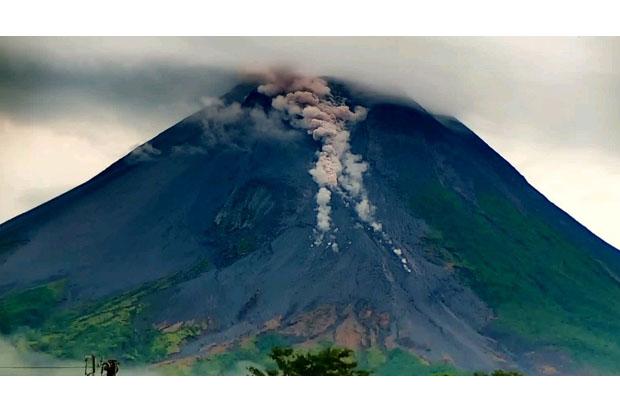 Kamis Petang Merapi Luncurkan Awan Panas Guguran