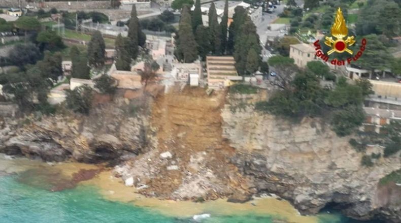 Ngeri, 200 Peti Jenazah Jatuh ke Laut Setelah Pemakaman di Pinggir Tebing Longsor