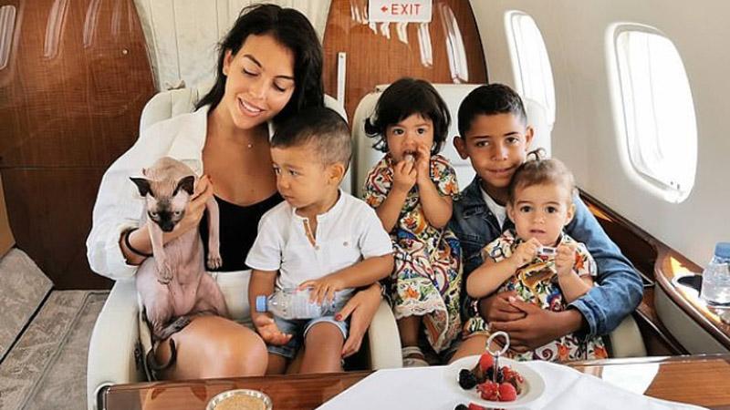 Ditabrak Mobil, Kucing Cristiano Ronaldo Diterbangkan dengan Pesawat Pribadi ke Dokter Hewan