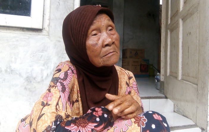 Diberi Amplop Isi Potongan Kertas, Nenek Pedagang Baju Bekas di Solo Ini Ikhlas 