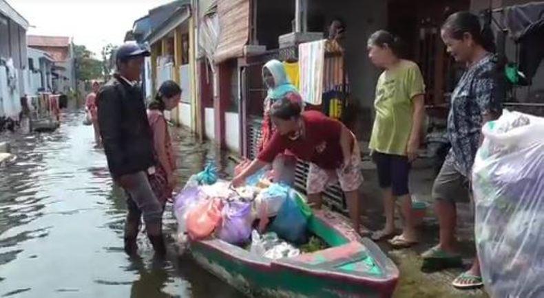 Jualan Sayur Naik Perahu saat Banjir, Sensasinya Mirip Pasar Terampung 