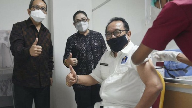 Vaksinasi Covid-19 Lansia Dimulai di Bali, Wagub Cok Ace Disuntik Pertama