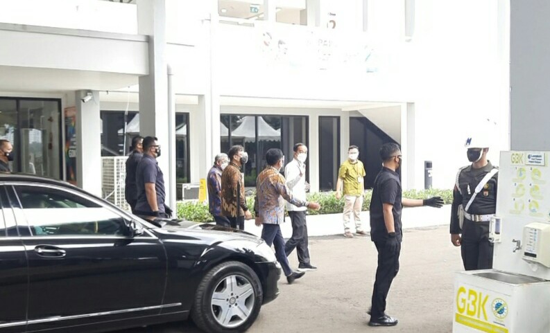 Jokowi Cek Vaksinasi Covid-19 kepada Wartawan di GBK
