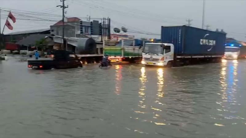 Waduh, Banjir Semakin Tinggi Lalu Lintas Demak- Semarang Tersendat  