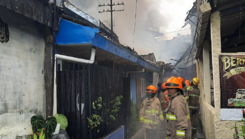 Kebakaran di Cibeunying Kaler Kota Bandung, 10 Rumah Hangus Dilalap Api