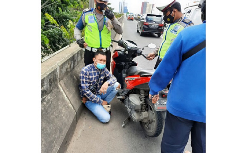 Tangkap Pemotor Langgar Lalu Lintas di JLNT Pesing, Polisi Malah Temukan Sabu
