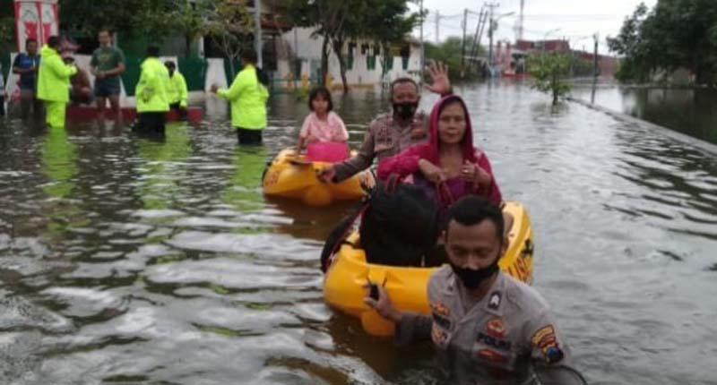 Kaligawe Semarang Dikepung Banjir, Polisi Evakuasi Karyawan RS dan Pekerja Pabrik