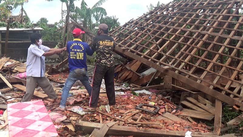 Puting Beliung Hantam 3 Kecamatan di Demak, Ratusan Rumah Rusak 