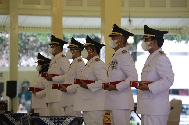 Sultan Lantik Tiga Bupati dan Wakil Bupati di Kepatihan