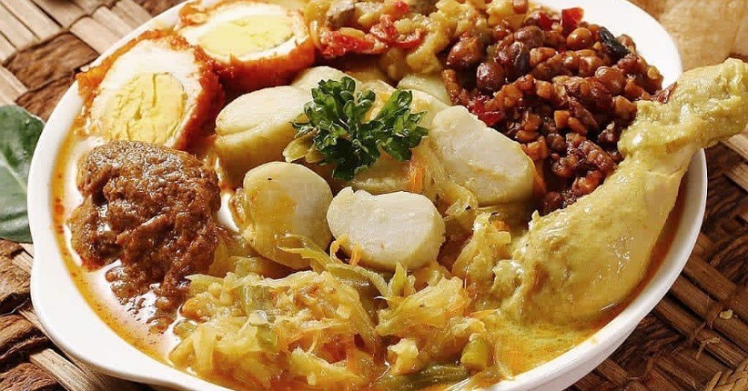 Mencicipi Lontong Cap Go Meh, Nikmat Disantap dengan Opor dan Lodeh