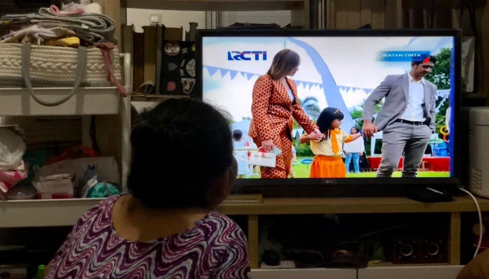 Temani Mertua Nonton Ikatan Cinta, Musisi Fiersa Besari Ikut Gemes 
