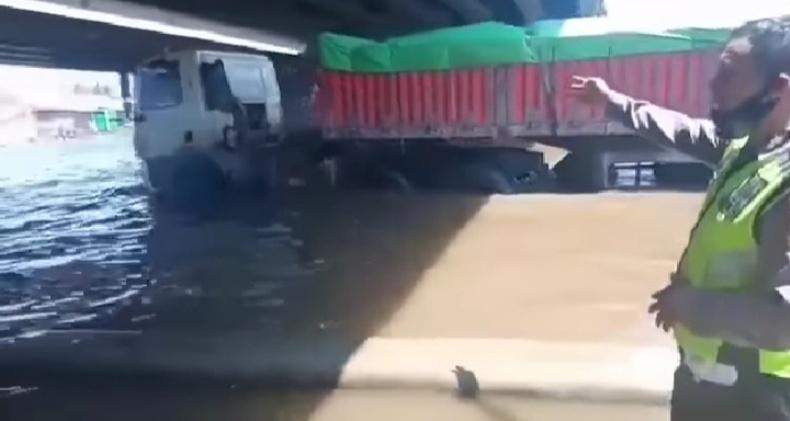 Banjir di Jalan Kaligawe Masih Tinggi, Nekat Melintas Mobil Risiko Mogok 