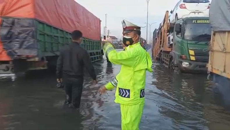 Jalur Pantura Kaligawe Semarang Masih Banjir, Paling Parah di Bawah Ujung Tol  