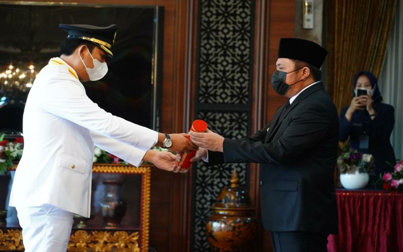 Lantik Adik Jadi Bupati, Herman Deru: Urus Rakyat Jangan Sering Keluar Kota 