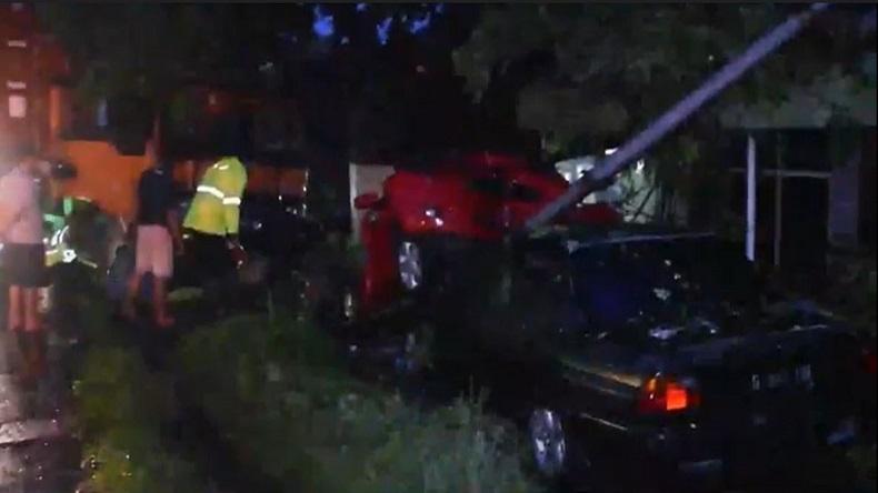 Hilang Kendali saat Hindari Lubang Jalan, Truk Trailer Tabrak 2 Mobil di Kendal