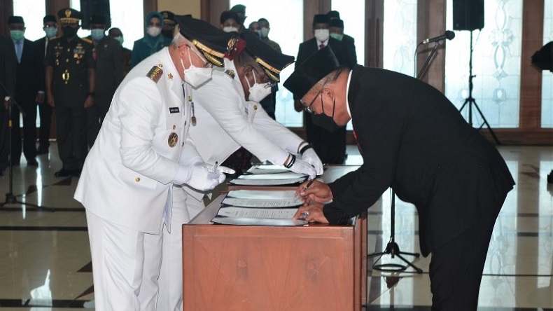 Pimpinan Daerah Kepulauan Aru dan SBT Dilantik Langsung dengan Terapkan Prokes Ketat