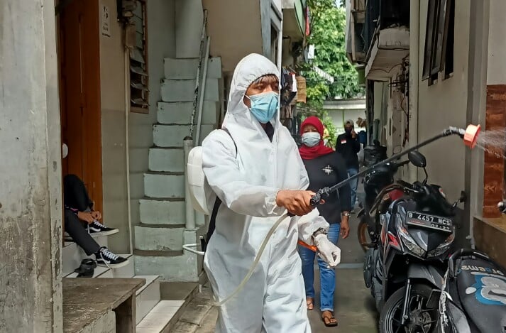 Cegah Penyebaran Covid-19, Baja Perindo Semprot Disinfektan di Sunter Agung Jakut