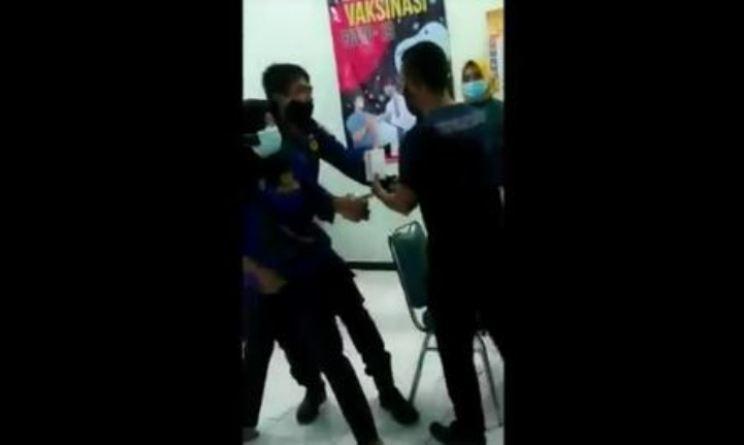Tingkah Kocak Anggota Damkar Kendal saat Divaksin Covid: Takut Jarum hingga Cubit Nakes