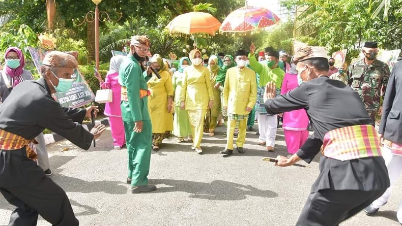 Bupati Gorontalo Jalani Prosesi Adat Moloopu, Nelson: Ini Jadi Pegangan Dalam Bertugas