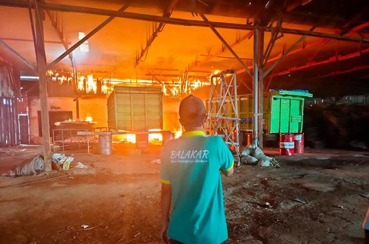 Kebakaran Hanguskan Gudang Pembuatan Bak Truk Milik Mantan Bupati Rembang