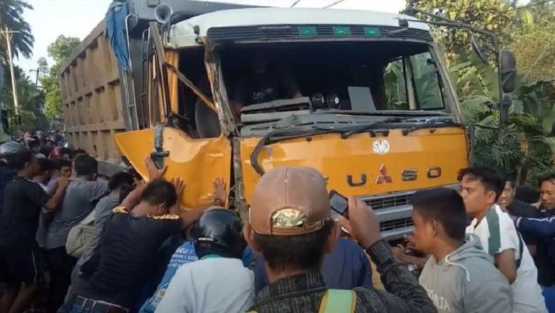 Kecelakaan Maut di Labura, Kakak Adik Boncengan Motor Dievakuasi dari Kolong Truk