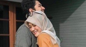 Dihujat karena Lepas Hijab, Istri Aktor Zikri Daulay Buka Suara