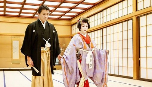 Potret Syahrini Bergaya Geisha Rayakan 2 Tahun Pernikahan Bersama Reino Barack 