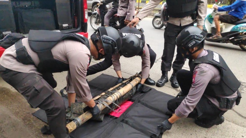 Tim Gegana Polda Metro Evakuasi Mortir Temuan Warga di Bantaran Kali Cipinang
