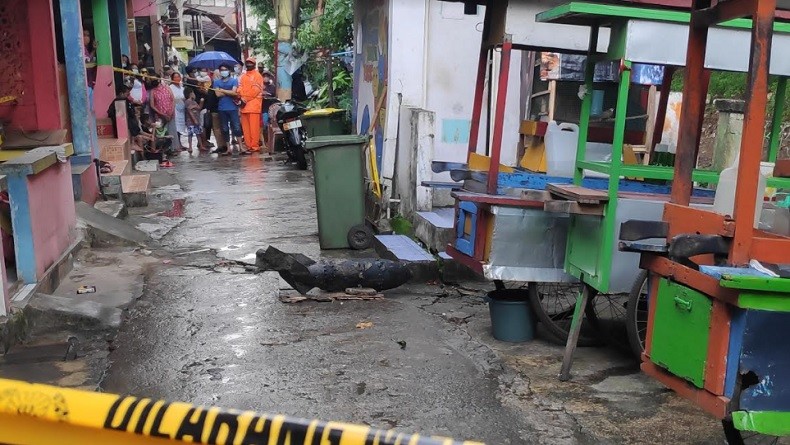 Warga Cipinang Digegerkan dengan Penemuan Benda Diduga Mortir di Bantaran Kali