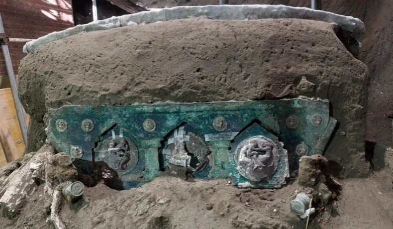 Kereta Romawi Kuno Berusia Ribuan Tahun Ditemukan di Dekat Pompeii